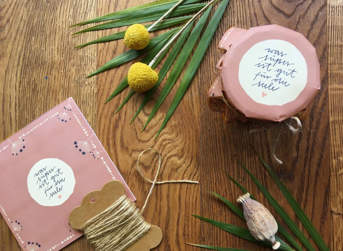 Marmeladendeckchen für Soulfood & Süßes für die Seele im DIY Blumen Design, Rosa Blau Creme